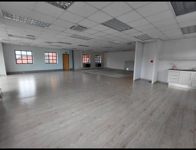 223M² OFFICE TO LET IN LYME PARK